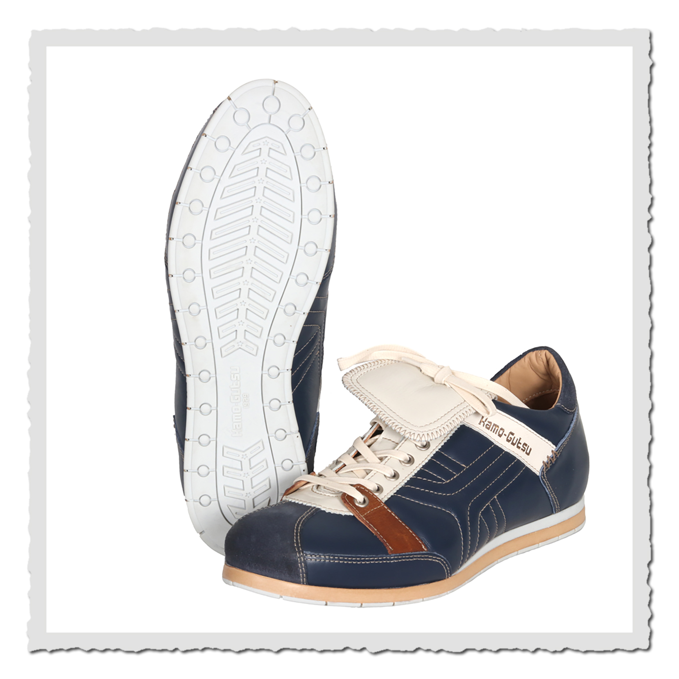 Schuhpaar in Dunkelblau vor hellem Hintergrund, ein Schuh mit Sohlenansicht, der andere in Seitenperspektive.